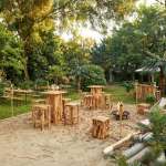 Rustikaler Holz-Barhocker für stilvolle Veranstaltungen