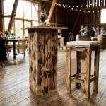 Stilvoller rustikaler Barhocker aus Holz zur Miete