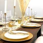 Holzbohlen-Tisch mieten Holzbohlen-Tisch dunkel lasiert mieten